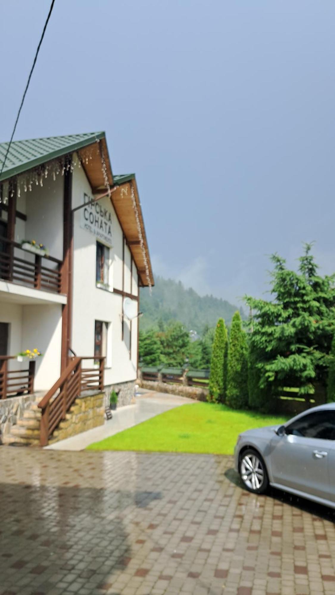 Girska Sonata Hotel & Apartments Микуличин Стая снимка